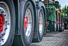 Machinetransporter huren: sleutel tot efficiënt en veilig transport van zwaar materieel
